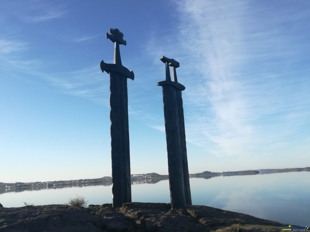 Espadas en las rocas o montaña