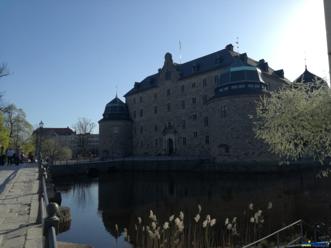 Ciudad con un imponente castillo y su lago