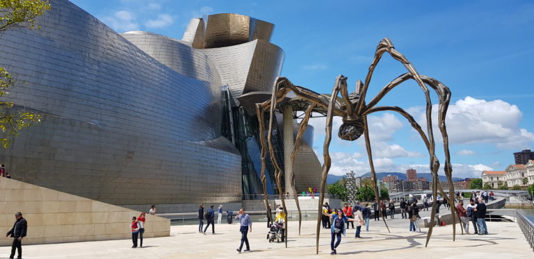 Museo Guggenheim junto al Río Nervión