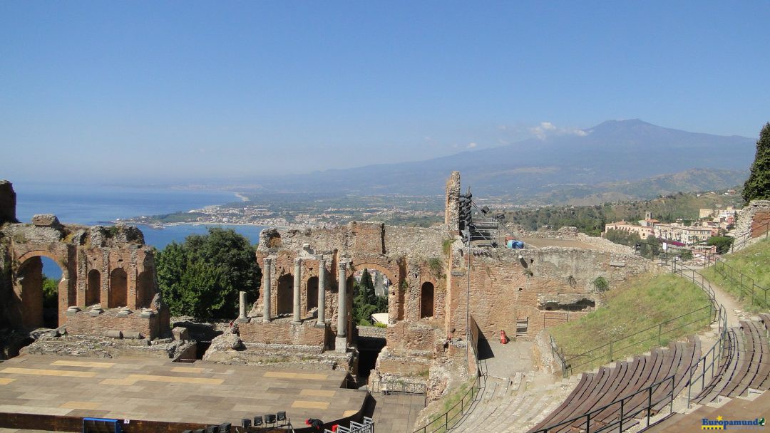 Vista del Etna desde el Teatro antico di Taormina.