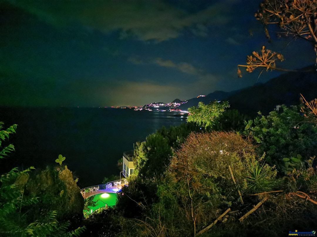 Costa de Taormina iluminada