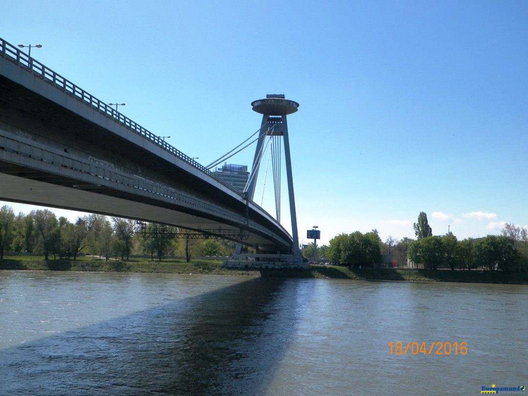 Puente sobre el Danubio