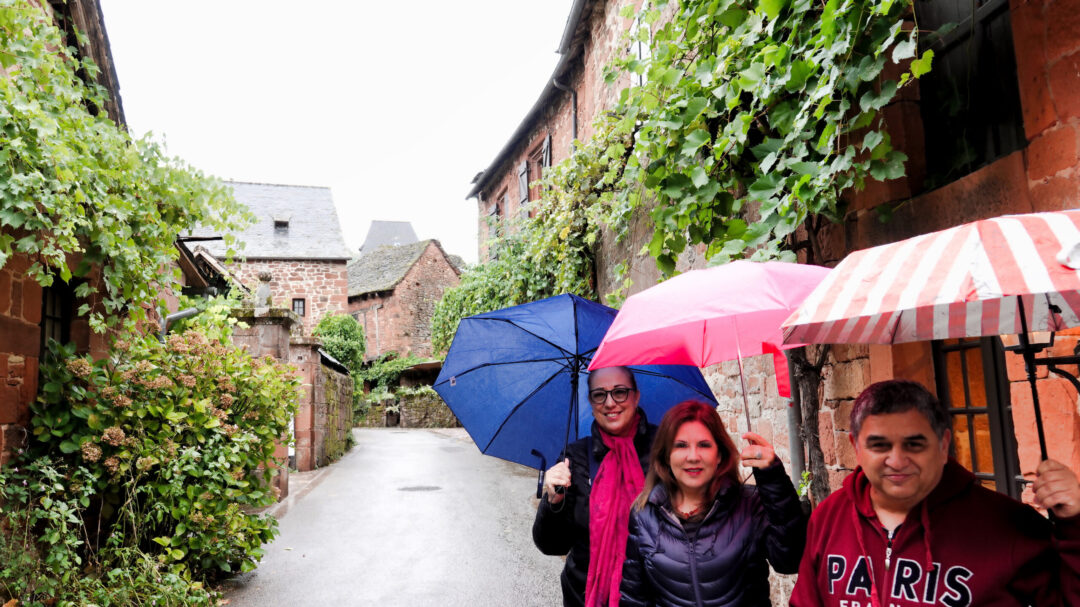 Pintoresco pueblo de color rojo.