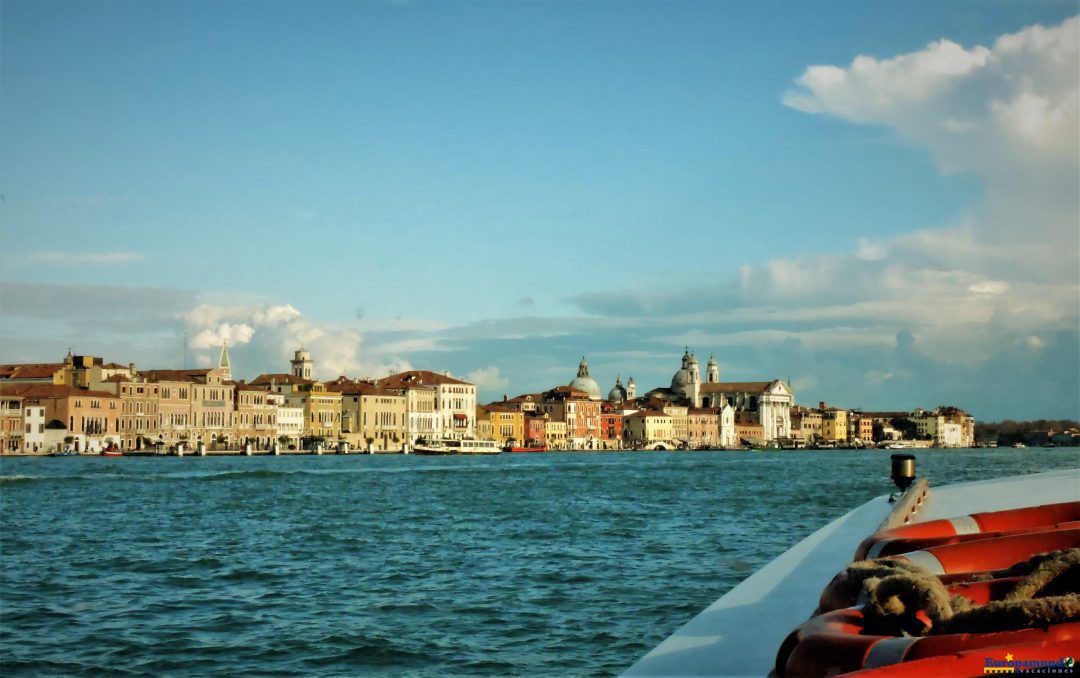 Navegando por la Laguna Venecia