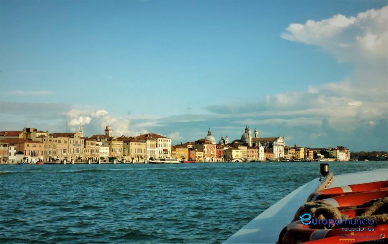 Navegando por la Laguna Venecia