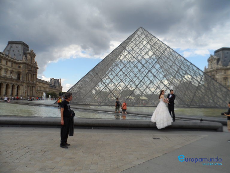 Pirámide de vidrio del Lourve