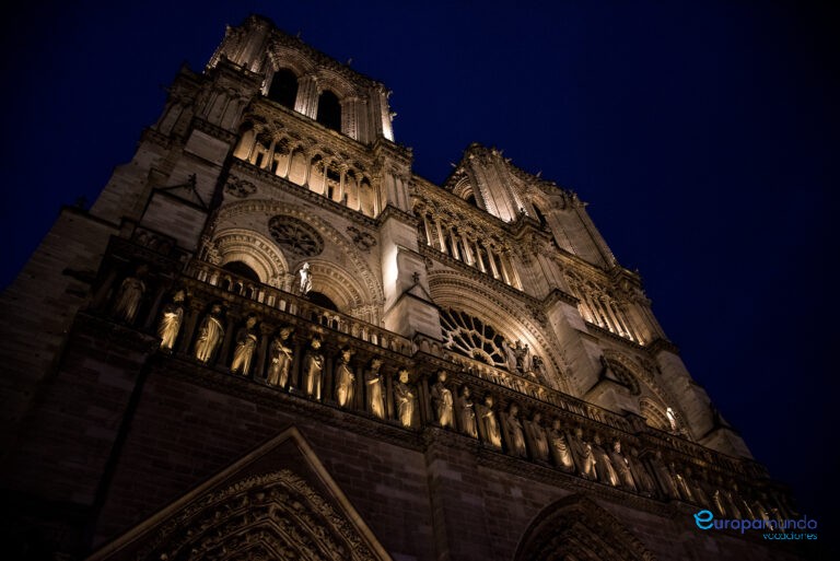 Notre Dame de Noche