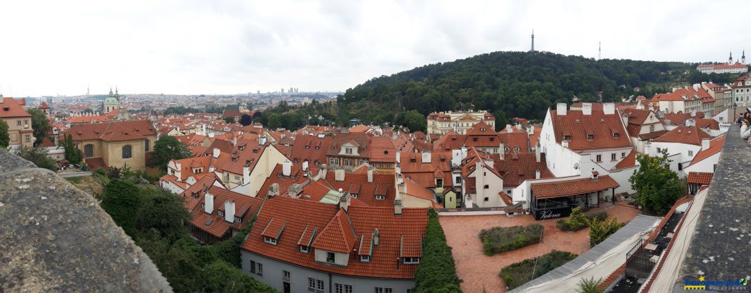 Tipicos techos rojos de la ciudad vieja de Praga