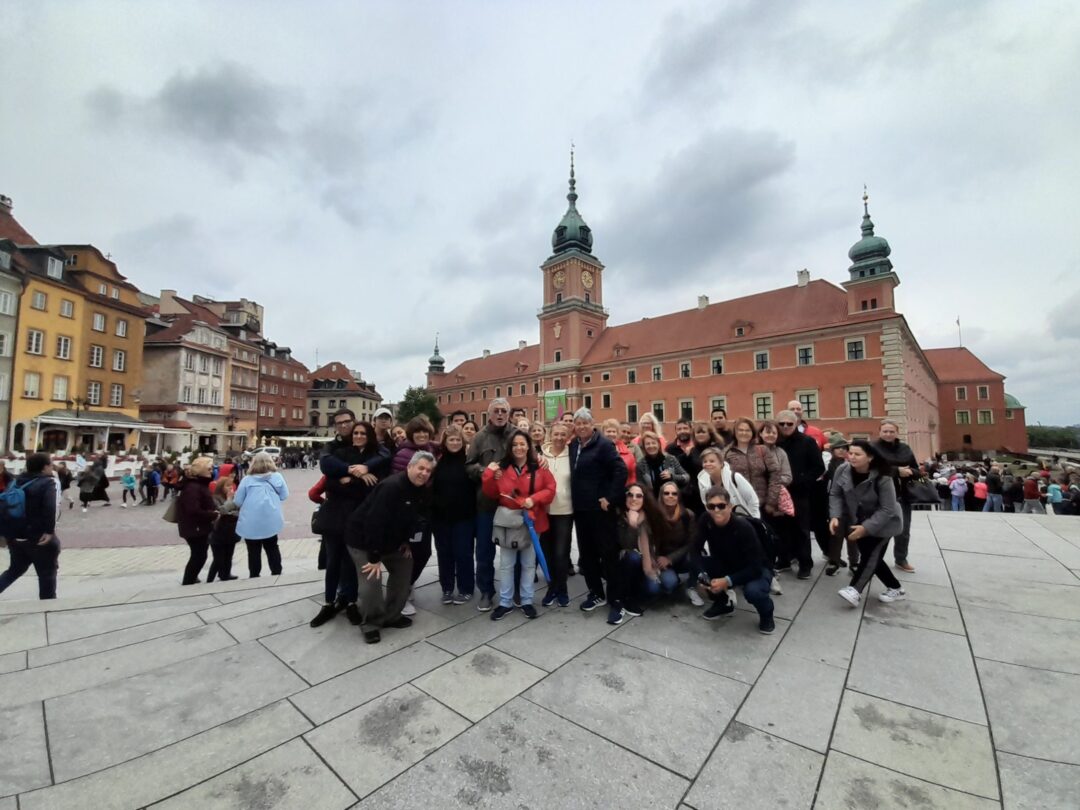 Nuestra guía Paula con un maravilloso grupo en Varsovia