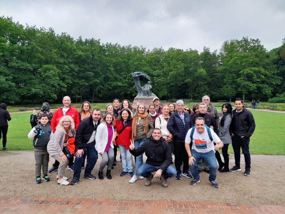 Nuestra guía Paula con un maravilloso grupo en Varsovia