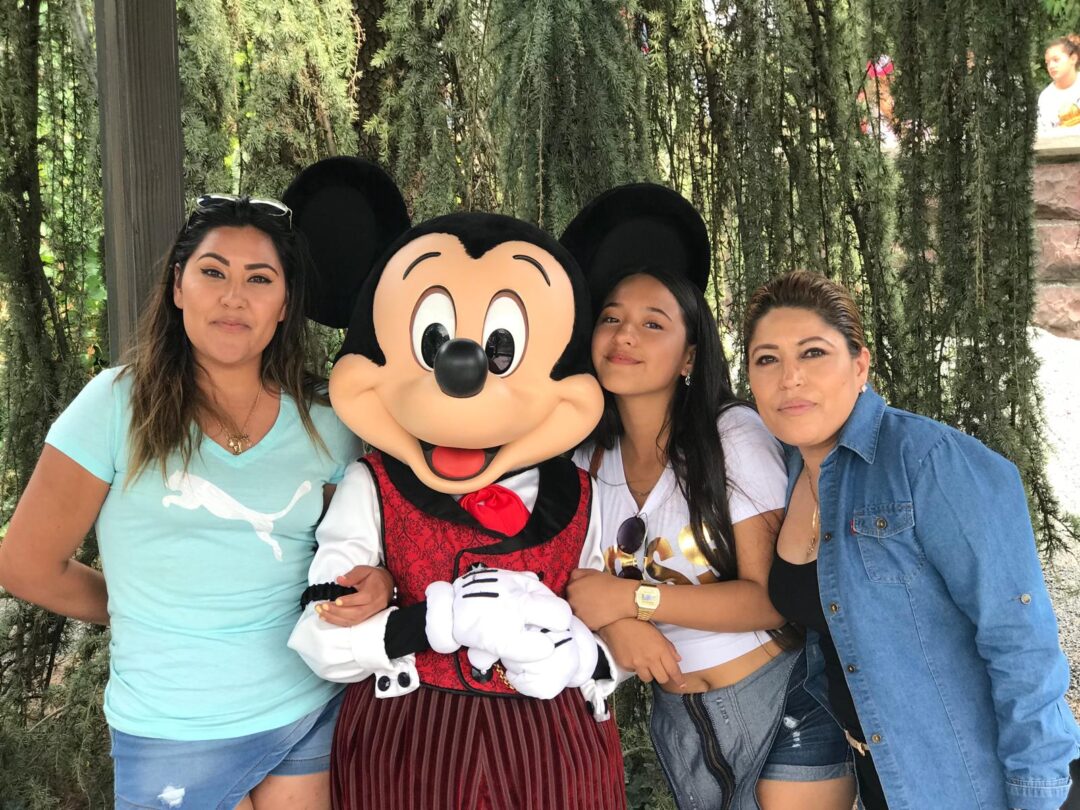 NUESTRA PRIEMRA FOTO JUNTAS CON  MICKEY