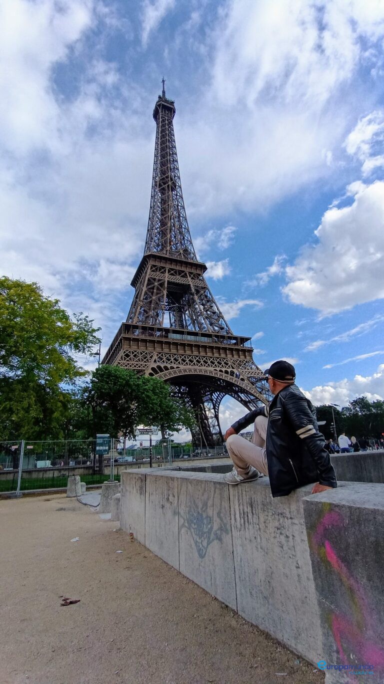 Observando la Torre Eifel