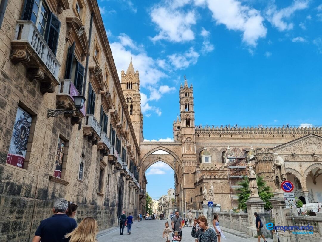 Otra vista de la catedral de Palermo