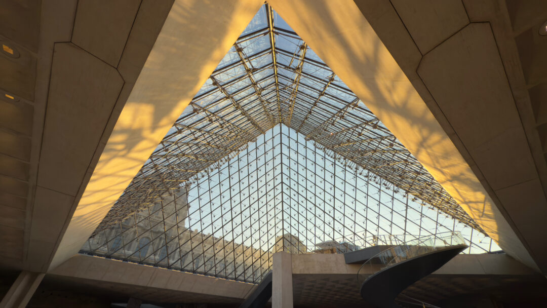 Pirámide del Museo de Louvre desde el vestíbulo.