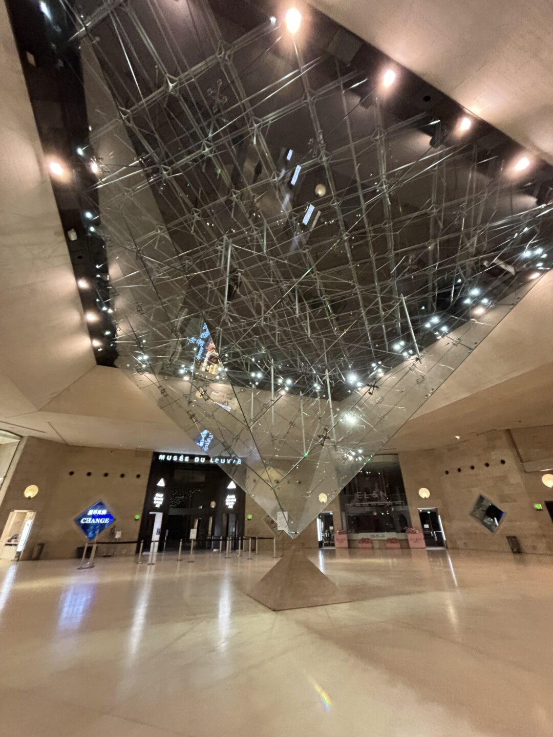 Piramide invertida de Louvre
