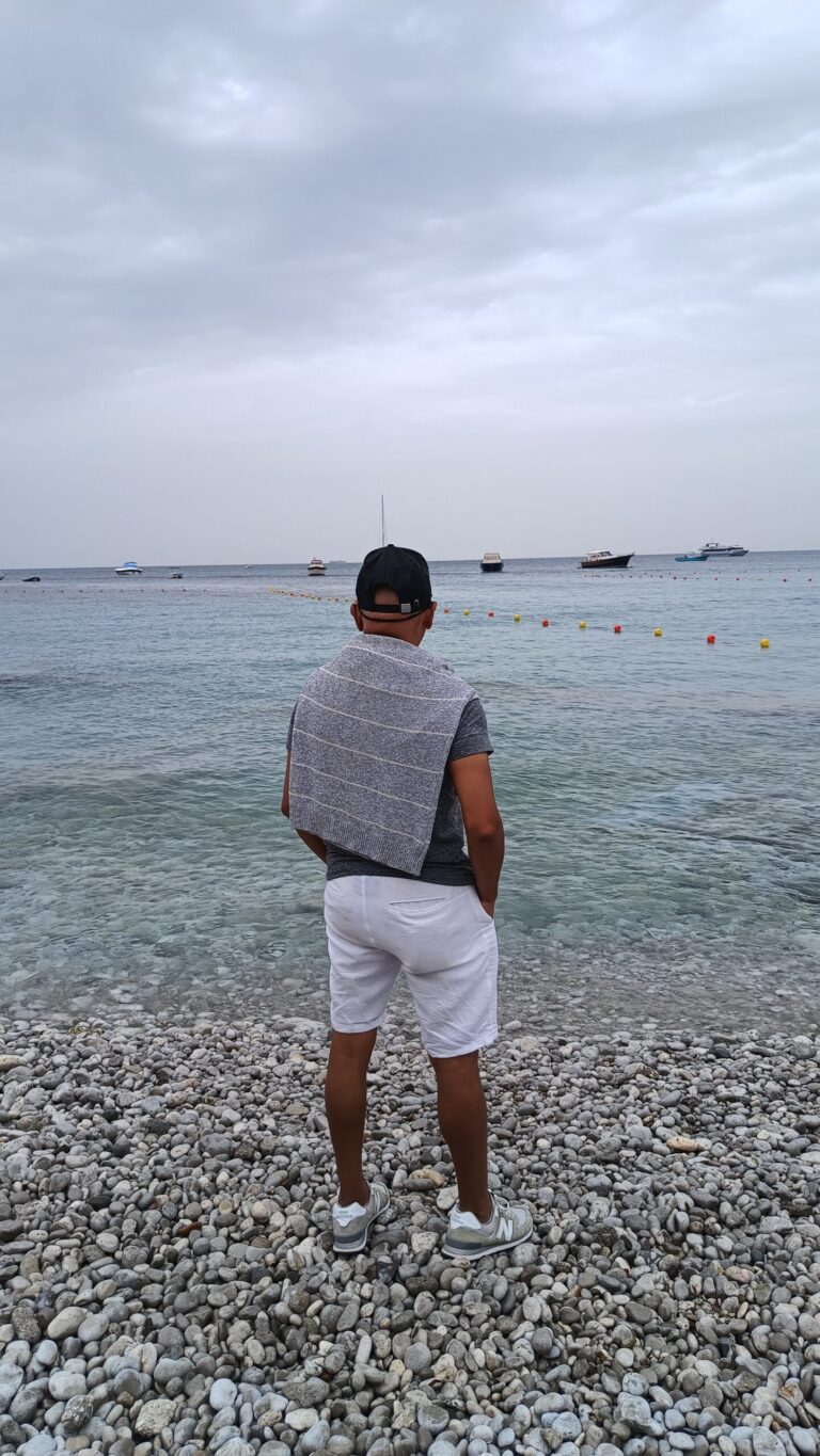 Playa y mar de Capri, Italia