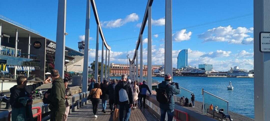 Puente flotante del Centro Comercial Maremágnum de Barcelona