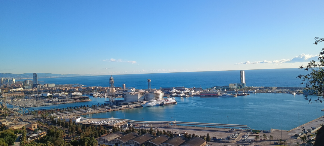 Puerto de Barcelona en la Costa del Mar Mediterráneo