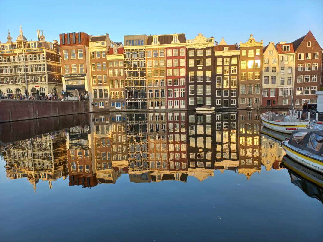 Reflejo sobre un canal en Amsterdam