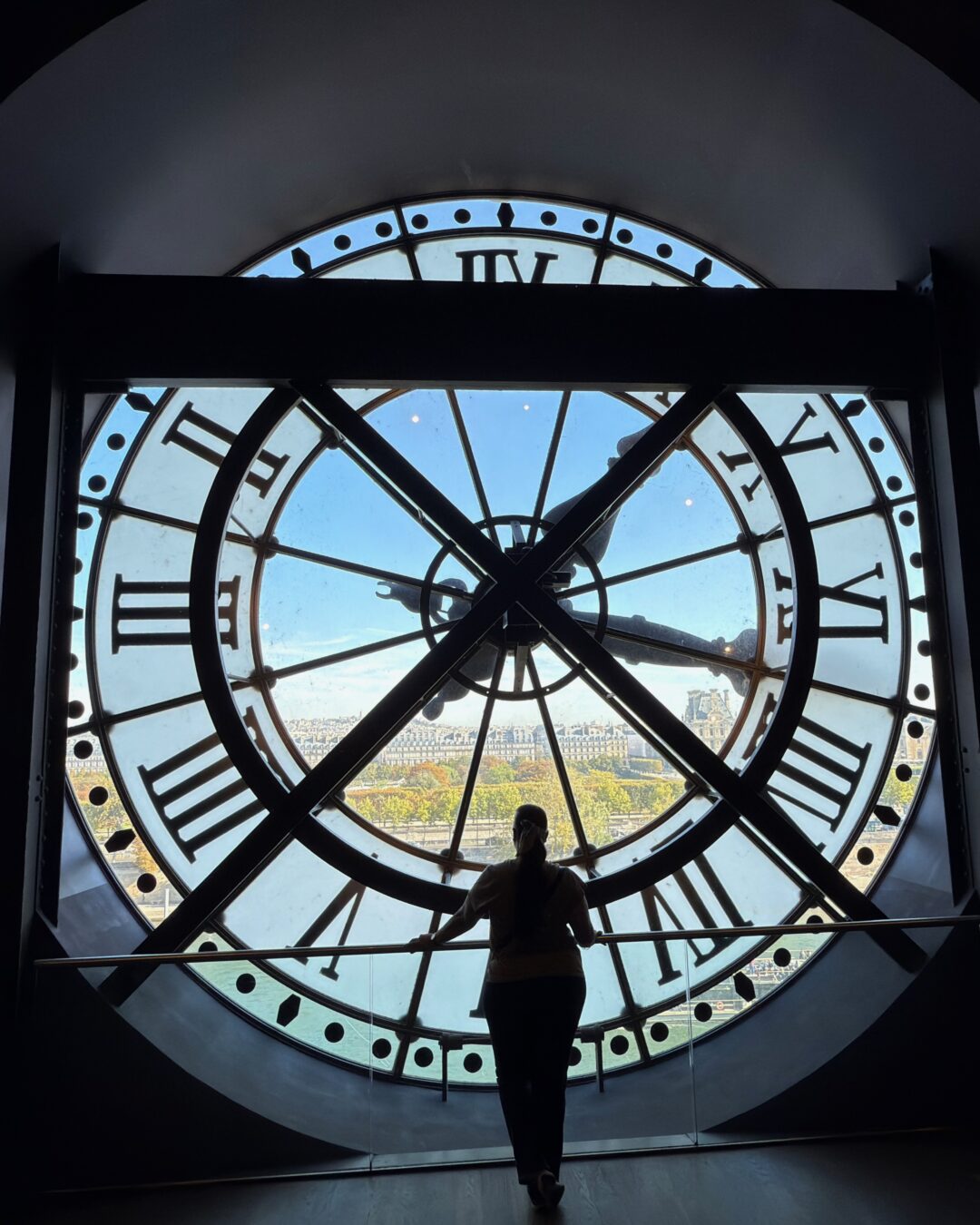 Reloj del Museo d\’Orsay y al fondo el Museo de Louvre
