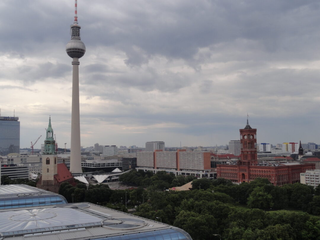 Torre de TV y viejo Ayuntamiento