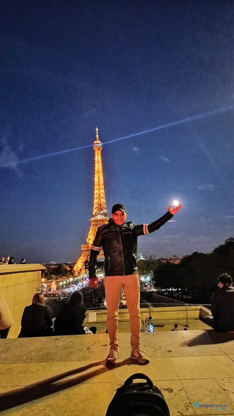 Torre Eifel iluminada con luna llena