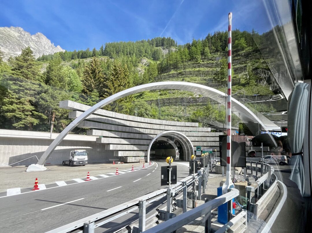 Túnel para pasar por dentro de los Alpes.