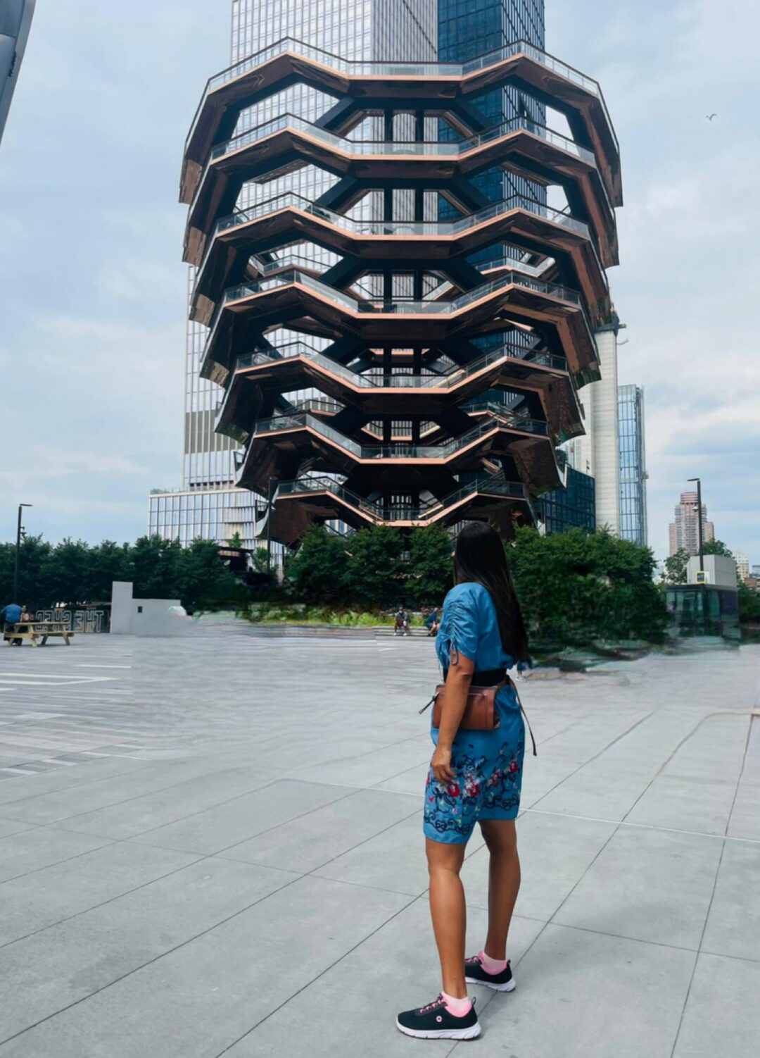Vessel en Hudson Yards, contemplando esta famosa estructura