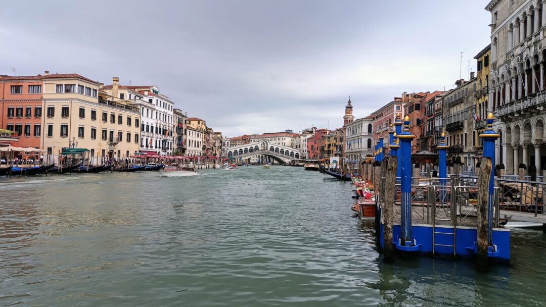 Vista del Puente Rialto, desde muelle