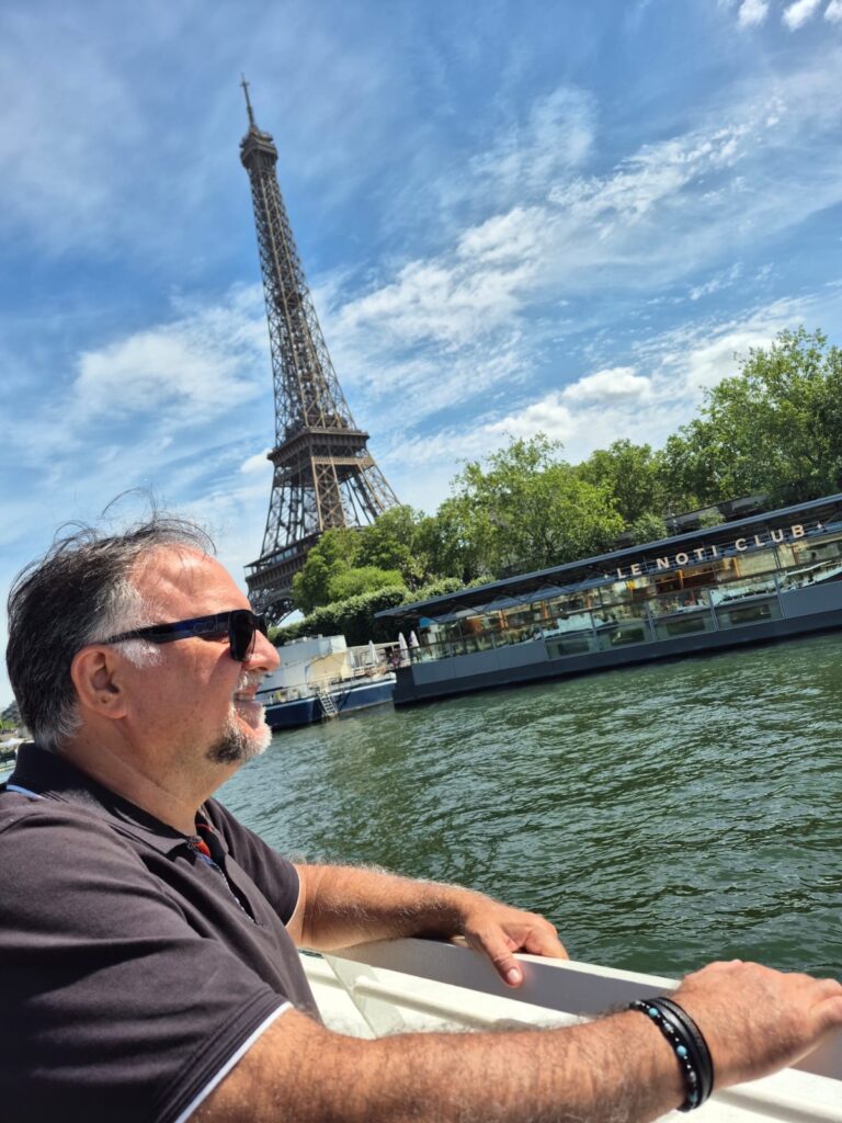 vista para Torre Eiffel em passeio pelo rio Sena